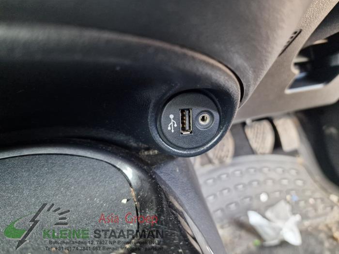Zlacze AUX/USB z Nissan Juke (F15) 1.2 DIG-T 16V 2015