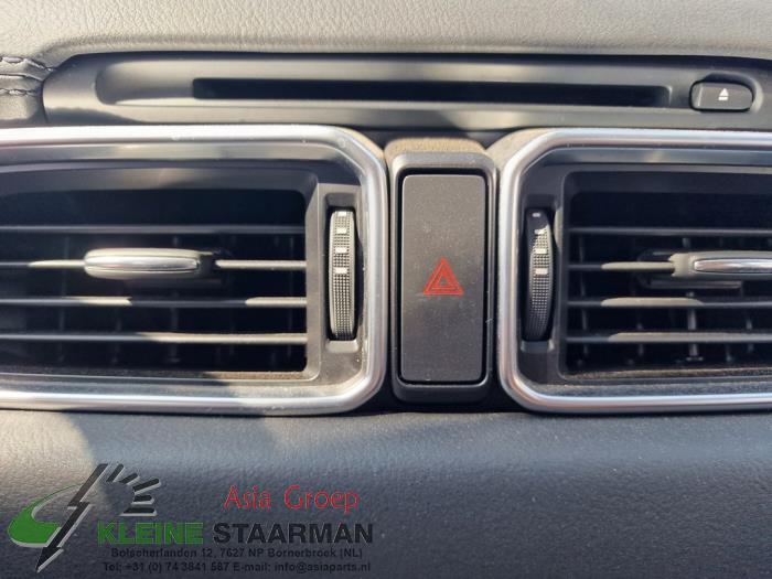 Panikbeleuchtung Schalter van een Mazda CX-5 (KF) 2.0 SkyActiv-G 165 16V 2WD 2018