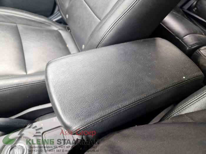 Armrest from a Mitsubishi Outlander (GF/GG) 2.0 16V PHEV 4x4 2015