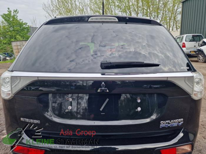 Reflector de embellecedor detrás de un Mitsubishi Outlander (GF/GG) 2.0 16V PHEV 4x4 2015