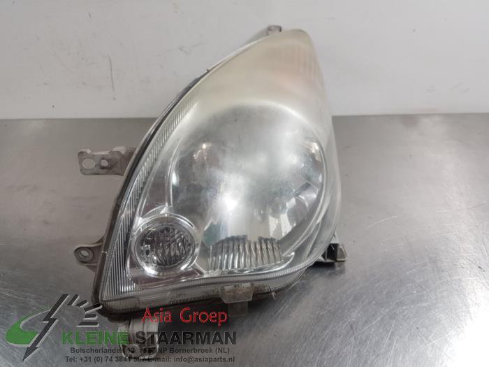 Headlight, left from a Daihatsu Cuore (L251/271/276) 1.0 12V DVVT 2008