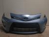 Front bumper from a Toyota Yaris III (P13), 2010 / 2020 1.5 16V Hybrid, Hatchback, Electric Petrol, 1.497cc, 74kW (101pk), FWD, 1NZFXE, 2012-03 / 2020-06, NHP13 2012