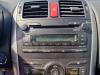 Radio/Lecteur CD d'un Toyota Auris (E15), 2006 / 2012 1.8 16V HSD Full Hybrid, Berline avec hayon arrière, Electrique Essence, 1.798cc, 100kW (136pk), FWD, 2ZRFXE, 2010-09 / 2012-09, ZWE150 2012