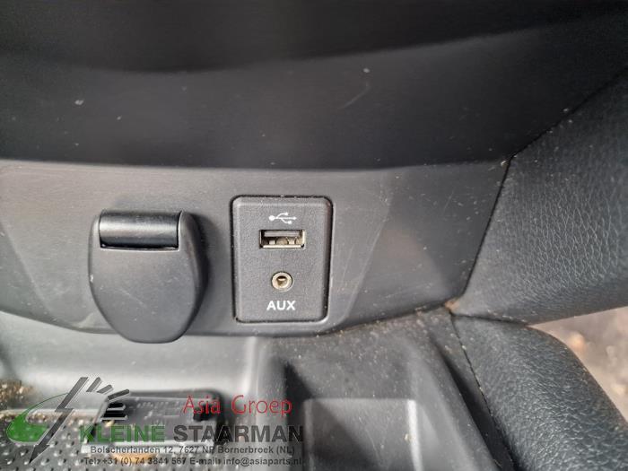 Conexión AUX-USB de un Nissan X-Trail (T32) 1.6 Energy dCi 2017