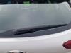 Scheibenwischerarm hinten van een Hyundai Tucson (TL), 2015 1.7 CRDi 16V 2WD, SUV, Diesel, 1.685cc, 85kW (116pk), FWD, D4FD, 2015-06 / 2020-09 2017