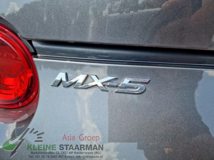 Mangueta izquierda detrás de un Mazda MX-5 (ND) 1.5 Skyactiv G-131 16V 2017
