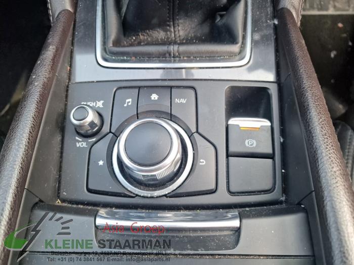 Navigation Bedienfeld van een Mazda 6 (GJ/GH/GL) 2.2 SkyActiv-D 150 16V 2017