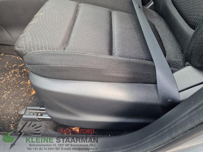 Seat, left from a Mazda CX-5 (KE,GH) 2.0 SkyActiv-G 165 16V 2WD 2014