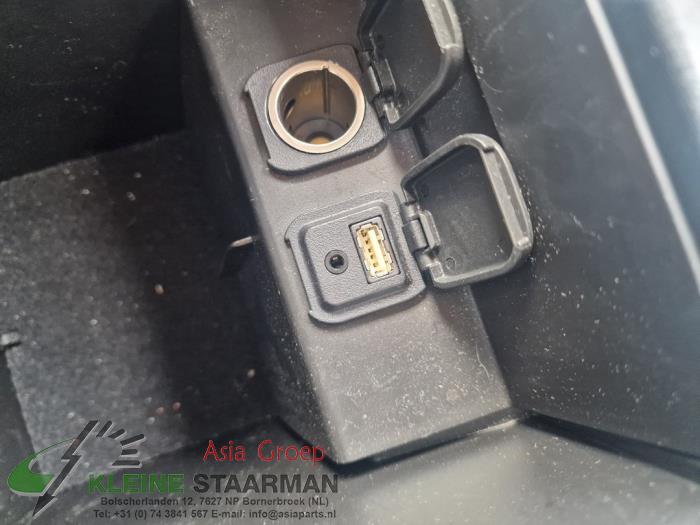 AUX / USB-Anschluss van een Mazda CX-5 (KE,GH) 2.0 SkyActiv-G 165 16V 2WD 2014