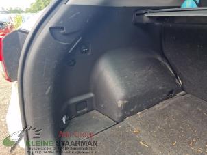 Używane Tapicerka pokrywy bagaznika lewa Hyundai Tucson (TL) 1.6 GDi 16V 2WD Cena na żądanie oferowane przez Kleine Staarman B.V. Autodemontage
