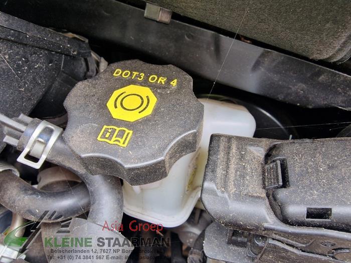 Master cylinder from a Kia Picanto (JA) 1.0 T-GDI 12V 2021