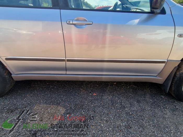 Side skirt, right from a Mitsubishi Outlander (CU) 2.0 16V 4x2 2004