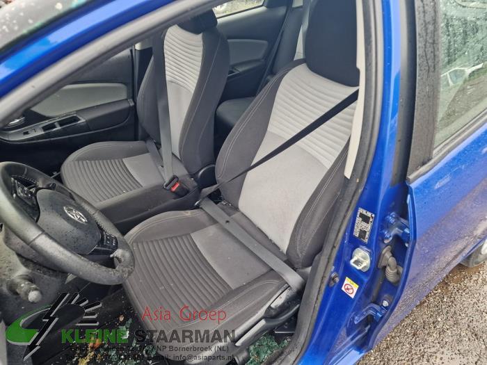 Fotel lewy z Toyota Yaris III (P13) 1.0 12V VVT-i 2018