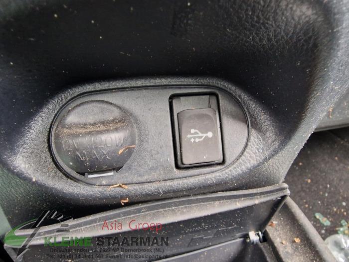 AUX / USB connection from a Toyota Yaris III (P13) 1.0 12V VVT-i 2018