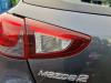 Luz trasera izquierda de un Mazda 2 (DJ/DL), 2014 1.5 SkyActiv-G 90, Hatchback, Gasolina, 1.496cc, 66kW, P5Y5; P5Y7; P5Y8, 2014-11 2016