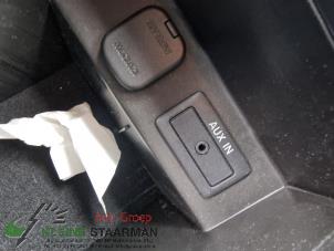 Używane Zlacze AUX/USB Mazda 6 Sport (GH14/GHA4) 1.8i 16V Cena na żądanie oferowane przez Kleine Staarman B.V. Autodemontage