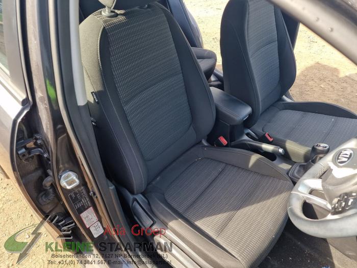 Seat, right from a Kia Stonic (YB) 1.0i T-GDi 12V 2018
