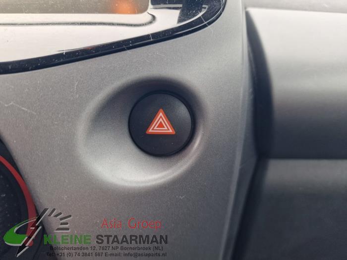 Commutateur éclairage d'urgence d'un Toyota Aygo (B40) 1.0 12V VVT-i 2019