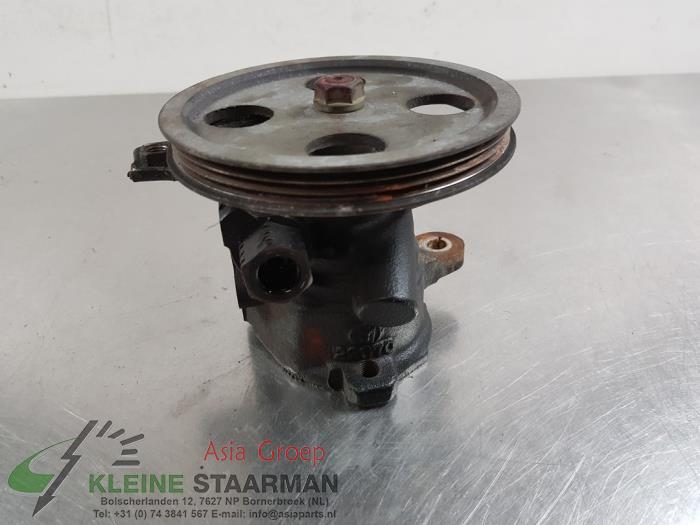 Power steering pump from a Lexus IS (E2) 200 2.0 24V 2004