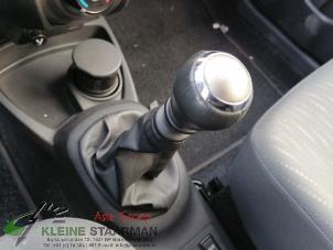 Usagé Pommeau levier de vitesse Toyota Yaris II (P9) 1.33 16V Dual VVT-I Prix sur demande proposé par Kleine Staarman B.V. Autodemontage