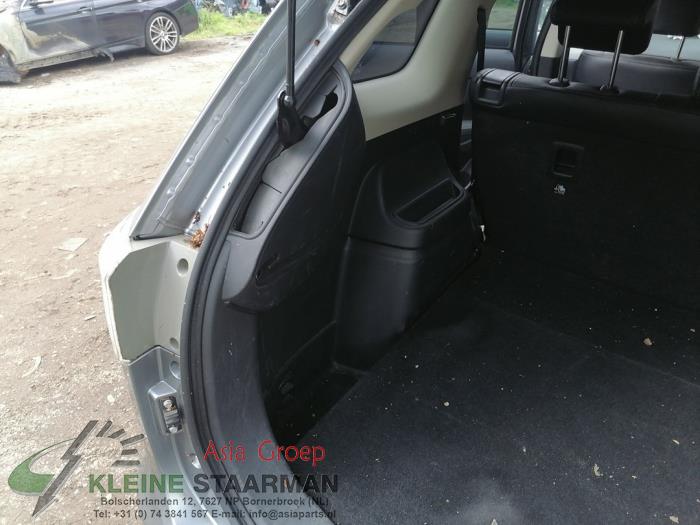 Revêtement coffre gauche d'un Mitsubishi Outlander (GF/GG) 2.0 16V PHEV 4x4 2015