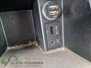 Używane Zlacze AUX/USB Hyundai i40 CW (VFC) 2.0 GDI 16V Cena na żądanie oferowane przez Kleine Staarman B.V. Autodemontage