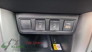 Used AUX / USB connection Toyota Corolla Cross 2.0 VVT-i 16V Hybrid Price on request offered by Kleine Staarman B.V. Autodemontage