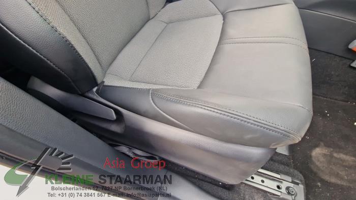 Seat, right from a Toyota Corolla Cross 2.0 VVT-i 16V Hybrid 2023