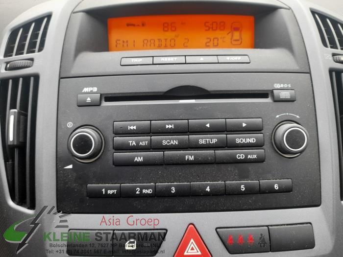 Radio CD player from a Kia Cee'd Sporty Wagon (EDF) 1.6 CVVT 16V 2008