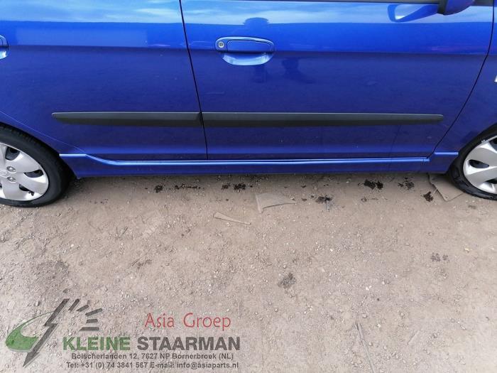 Side skirt, right from a Kia Picanto (BA) 1.0 12V 2005