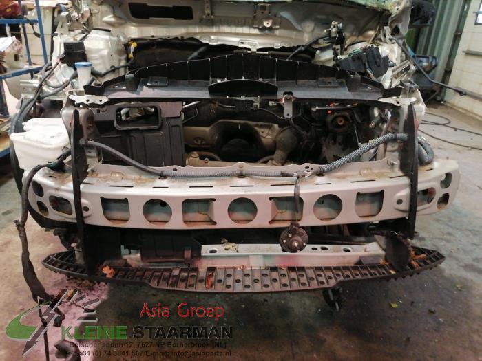 Stoßstangenrahmen vorne van een Toyota Yaris II (P9) 1.33 16V Dual VVT-I 2010