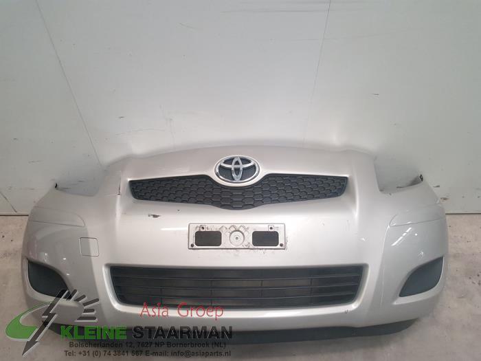 Front bumper from a Toyota Yaris II (P9) 1.33 16V Dual VVT-I 2010