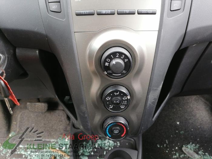 Heater control panel from a Toyota Yaris II (P9) 1.33 16V Dual VVT-I 2010