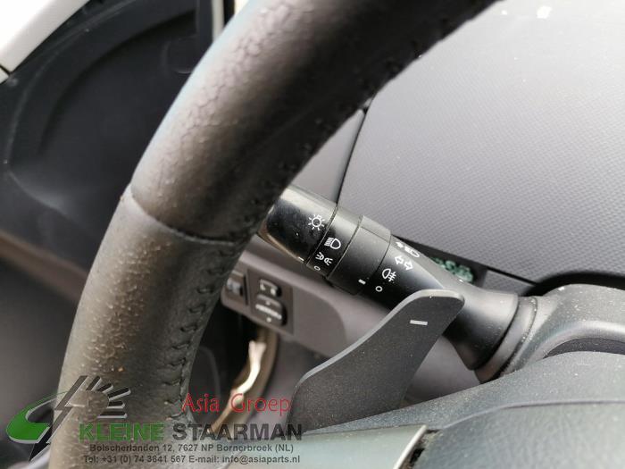 Indicator switch from a Toyota Yaris II (P9) 1.33 16V Dual VVT-I 2010