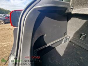 Używane Tapicerka pokrywy bagaznika lewa Mazda CX-3 2.0 SkyActiv-G 120 Cena na żądanie oferowane przez Kleine Staarman B.V. Autodemontage