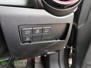 Usados Interruptor (varios) Mazda CX-3 2.0 SkyActiv-G 120 Precio de solicitud ofrecido por Kleine Staarman B.V. Autodemontage