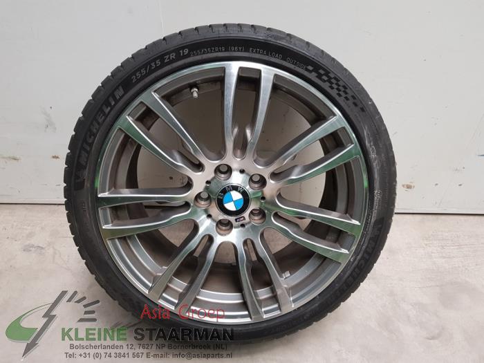 Wheel + tyre from a BMW 3 serie Touring (F31) 320d 2.0 16V 2016