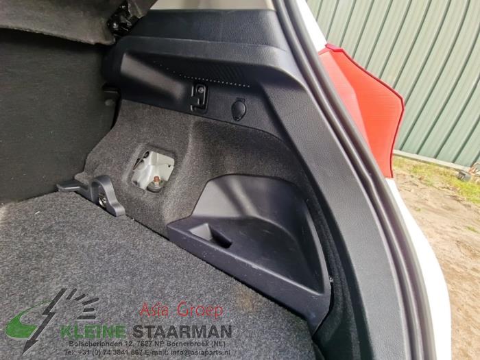 Tapicerka pokrywy bagaznika prawa z Toyota Auris (E18) 1.8 16V Hybrid 2014