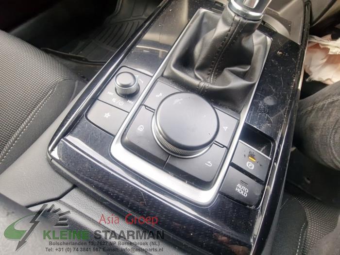 Handbremse Schalter van een Mazda CX-30 (DM) 2.0 e-SkyActiv-G 122 16V 2021