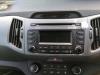 Radio CD Spieler van een Kia Sportage (SL), 2010 / 2016 1.7 CRDi 16V 4x2, Jeep/SUV, Diesel, 1.685cc, 85kW (116pk), FWD, D4FD, 2010-12 / 2015-12, SLSF5D31; SLSF5D41 2015