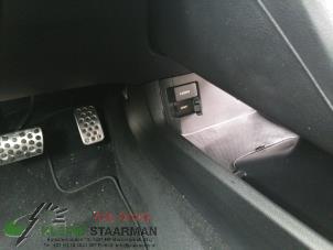Used AUX / USB connection Honda Civic (FK6/7/8/9) 1.0i VTEC Turbo 12V Price on request offered by Kleine Staarman B.V. Autodemontage