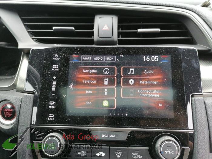 Navigation system from a Honda Civic (FK6/7/8/9) 1.0i VTEC Turbo 12V 2017