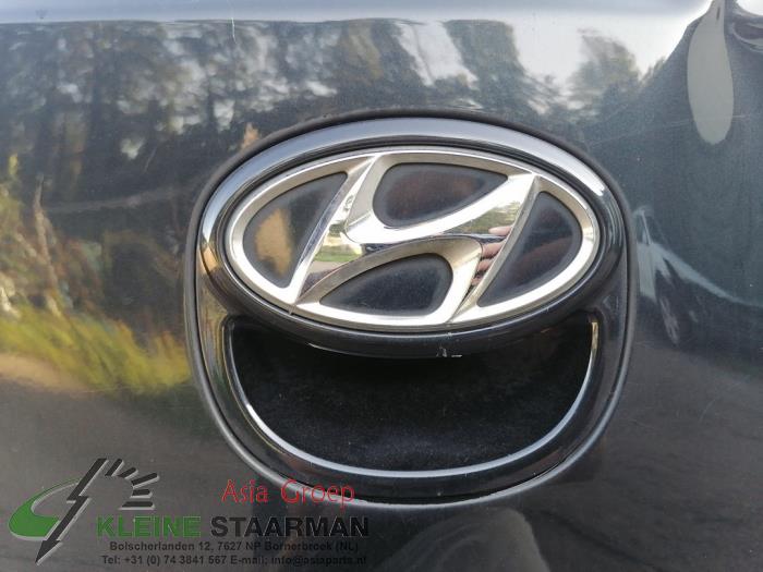 Tailgate handle from a Hyundai i30 (FD) 1.4 CVVT 16V 2009