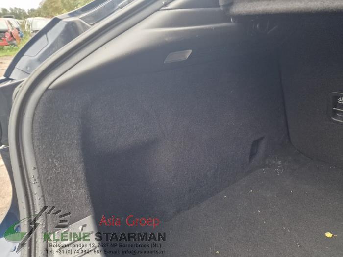 Tapizado de maletero izquierda de un Mazda 3 Sport (BP) 2.0 SkyActiv-G 122 Mild Hybrid 16V 2019