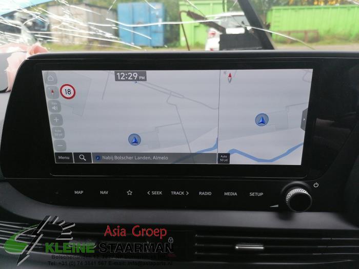 Navigation system from a Hyundai i20 (BC3) 1.0 T-GDI 100 Mild Hybrid 48V 12V 2022