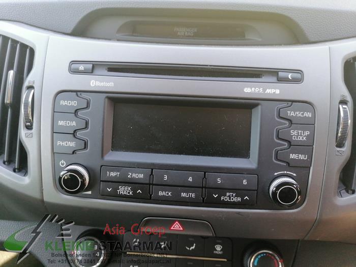Reproductor de CD y radio de un Kia Sportage (SL) 1.6 GDI 16V 4x2 2015