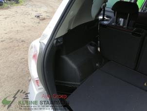 Usados Tapizado de maletero izquierda Toyota Verso 1.6 16V VVT-i Precio de solicitud ofrecido por Kleine Staarman B.V. Autodemontage