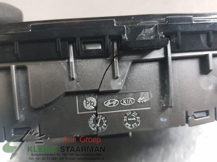 Parking brake switch from a Kia Sportage (NQ5) 1.6 CRDI MEHV 16V 2023