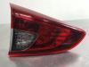 Luz trasera izquierda de un Mazda 2 (DJ/DL) 1.5 SkyActiv-G 90 M Hybrid 2020