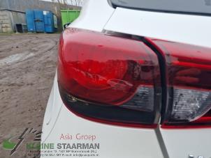 Gebrauchte Rücklicht links Mazda 2 (DJ/DL) 1.5 SkyActiv-G 90 M Hybrid Preis auf Anfrage angeboten von Kleine Staarman B.V. Autodemontage